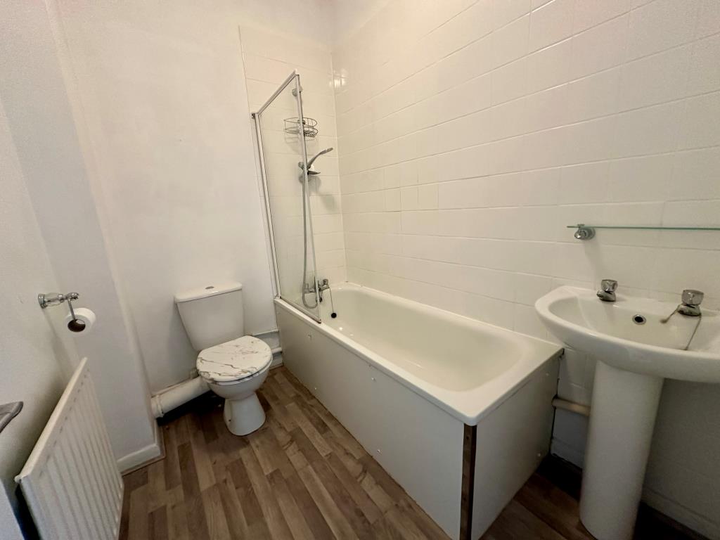 Lot: 160 - TOP FLOOR FLAT WITH VIEWS - Bathroom with W.C.